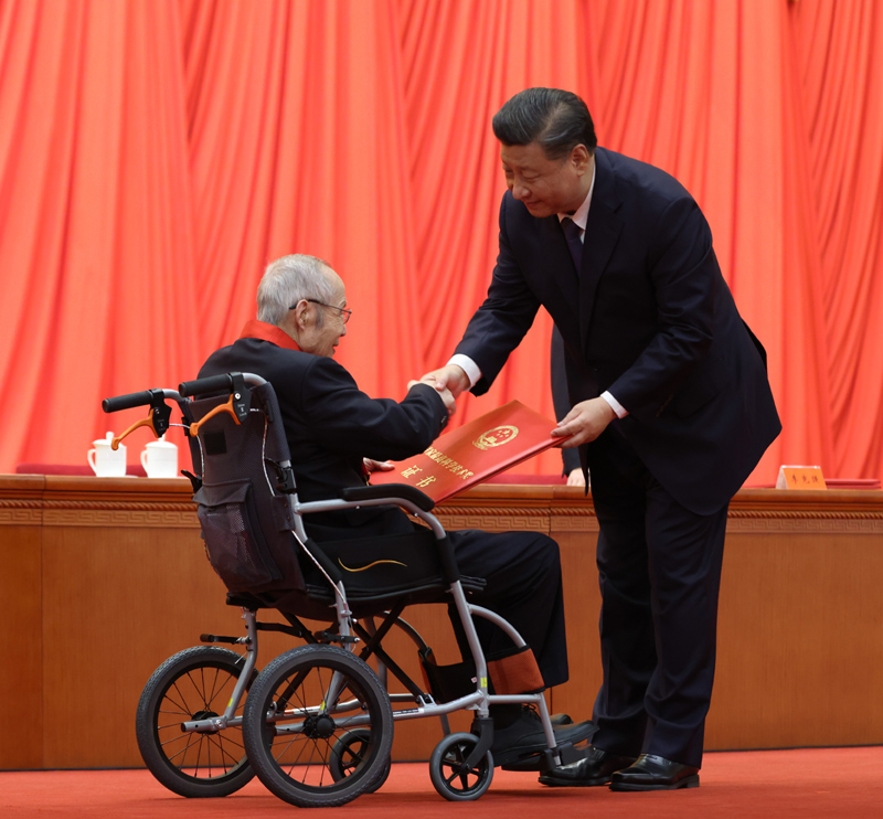 2021年11月3日，2020年度國家科學(xué)技術(shù)獎勵大會上，習(xí)近平總書記向獲得2020年度國家最高科學(xué)技術(shù)獎的中國航空工業(yè)集團有限公司顧誦芬院士頒獎。