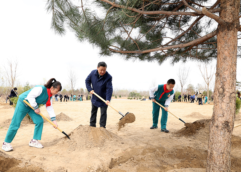 2022年3月30日，習近平等黨和國家領導人來到北京市大興區(qū)黃村鎮(zhèn)參加首都義務植樹活動。這是習近平同大家一起植樹。
