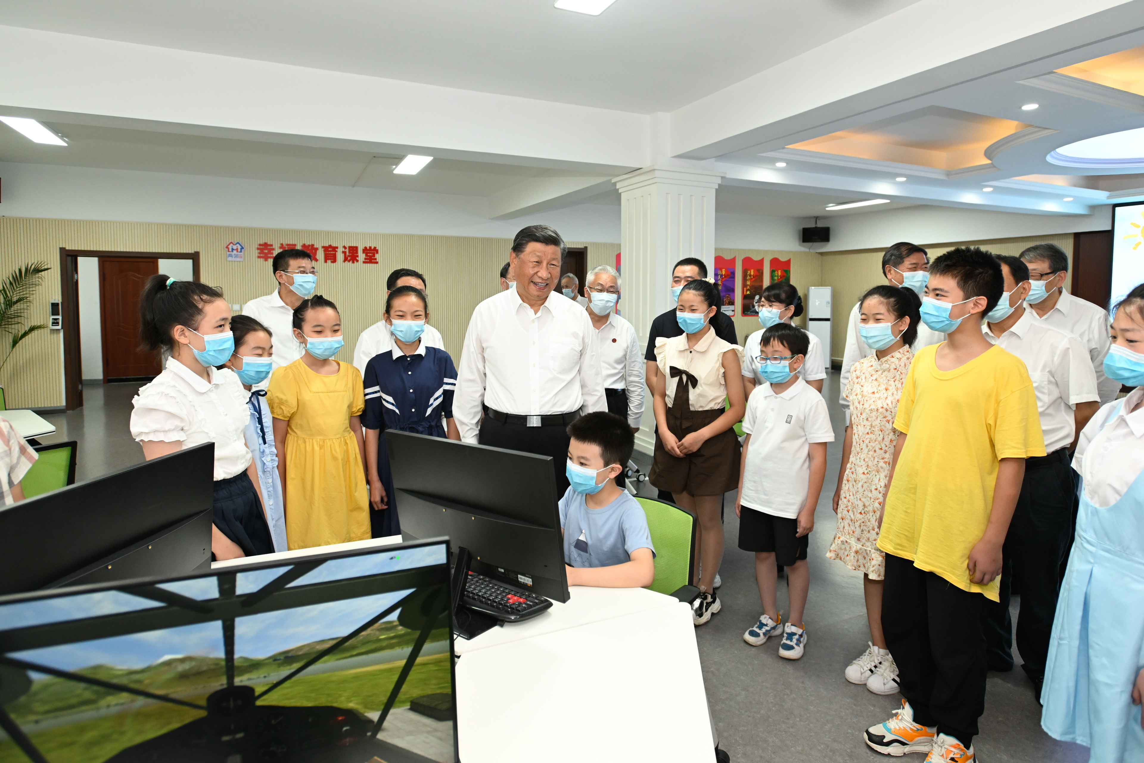 2022年8月17日，習(xí)近平總書記在遼寧省沈陽(yáng)市皇姑區(qū)三臺(tái)子街道牡丹社區(qū)群眾活動(dòng)中心，同幸福教育課堂的孩子們親切交流。
