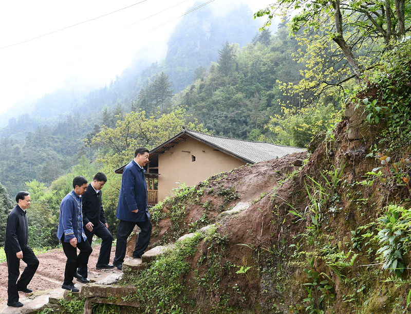 2019年4月15日，在石柱土家族自治縣中益鄉(xiāng)華溪村，習(xí)近平總書記踏著濕滑的石階登上陡坡，前往貧困戶譚登周家看望。