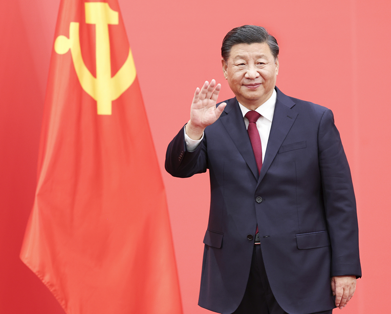 2022年10月23日，剛剛在中國共產(chǎn)黨第二十屆中央委員會第一次全體會議上當(dāng)選的中共中央總書記習(xí)近平和中共中央政治局常委李強、趙樂際、王滬寧、蔡奇、丁薛祥、李希在北京人民大會堂同采訪中共二十大的中外記者親切見面。這是習(xí)近平向在場的中外記者揮手致意。