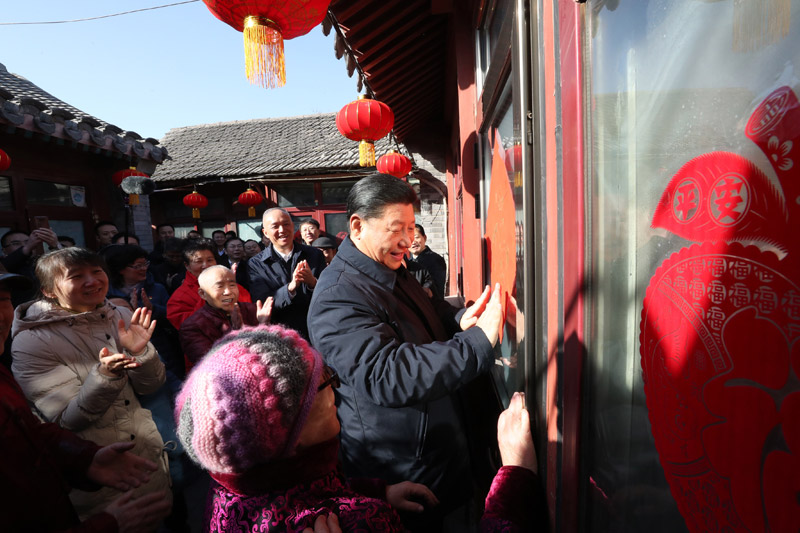 2019年2月1日，習(xí)近平總書記在北京前門東區(qū)草廠四條胡同32號院，高興地拿起一幅“?！弊?，親自貼到門上，給這里的老街坊們拜年。