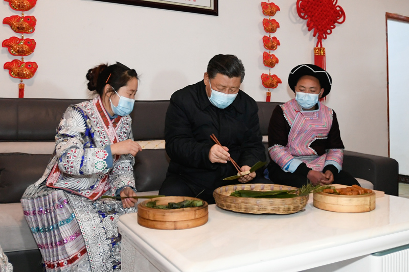 2021年2月3日下午，習(xí)近平總書記在貴州省畢節(jié)市黔西縣新仁苗族鄉(xiāng)化屋村苗族村民趙玉學(xué)家，同趙玉學(xué)一家邊聊家常邊制作當(dāng)?shù)貍鹘y(tǒng)節(jié)日食品黃粑。