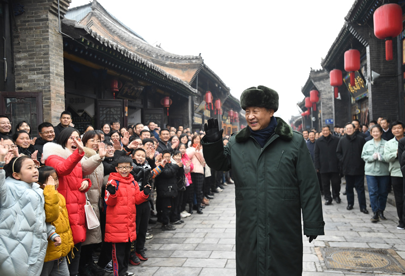 2022年1月27日上午，習(xí)近平總書記到山西省平遙古城向現(xiàn)場群眾揮手致意，給大家拜年。