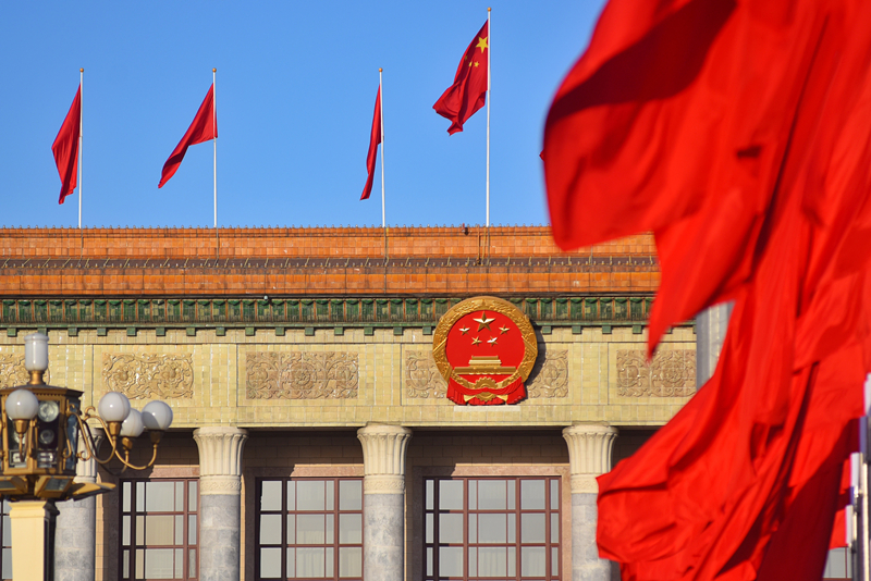 2024年3月8日，北京上空現(xiàn)“兩會藍”，人民大會堂前紅旗飄揚。